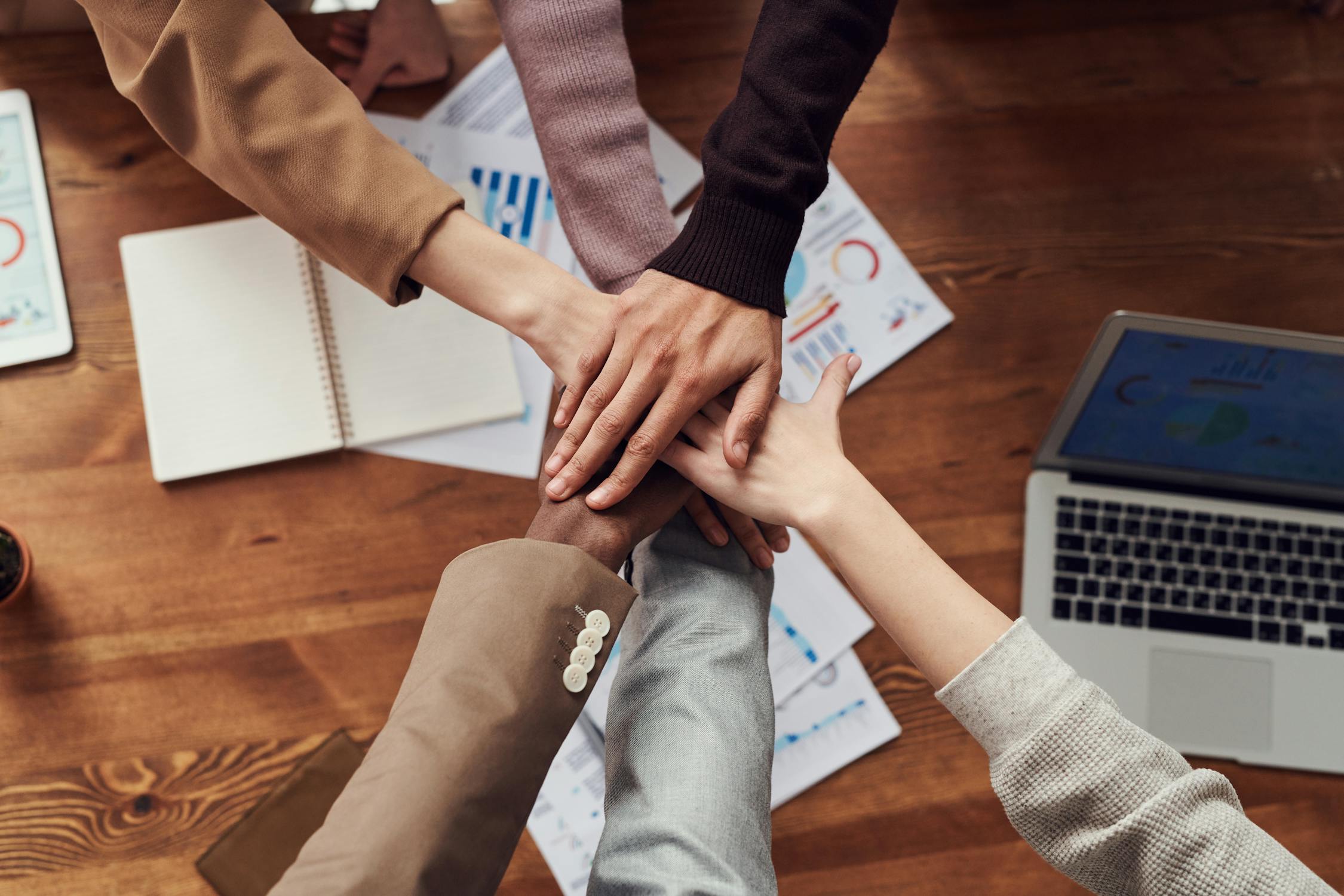 Équipe travaillant ensemble sur un projet numérique